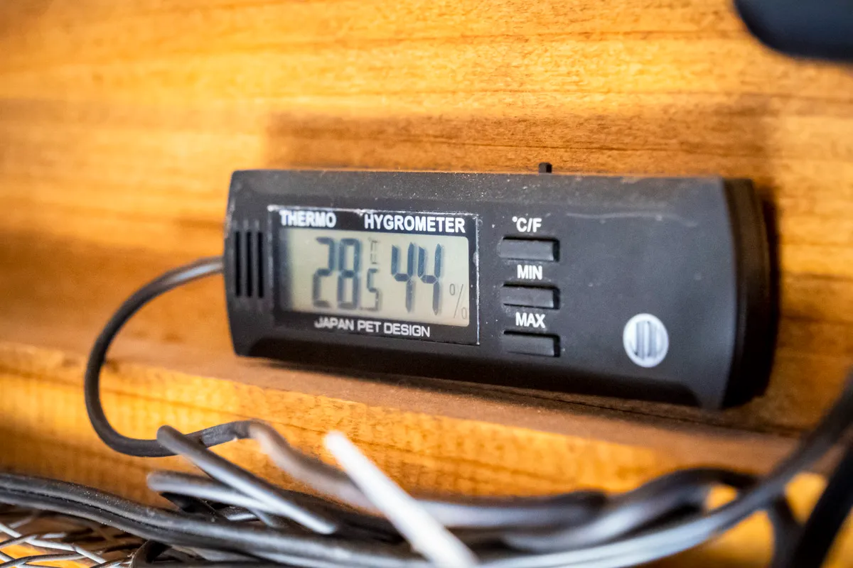 飼育ケージ内の温度・湿度計